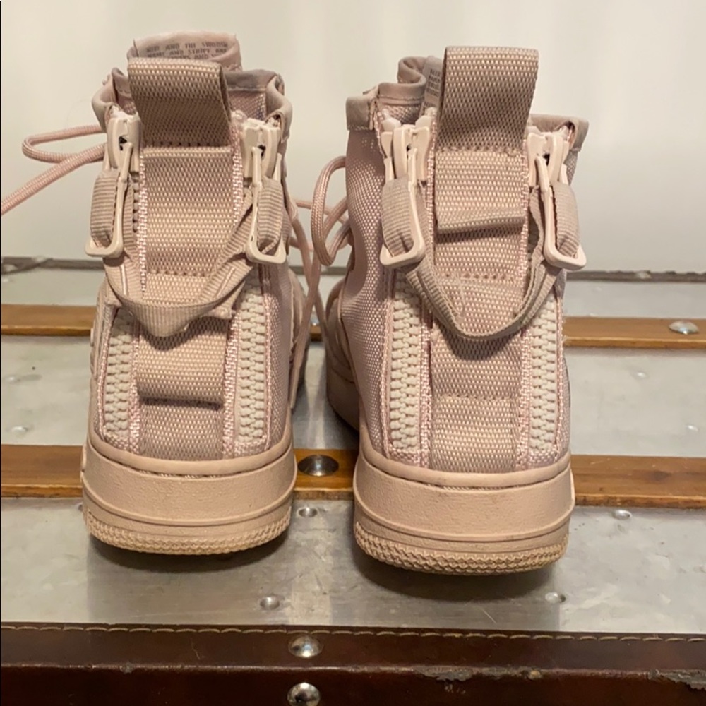 Air Forces - Picture 3 of 4